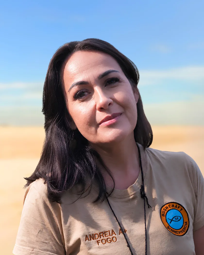 Retrato de Andreia Moraes sorrindo, ao ar livre